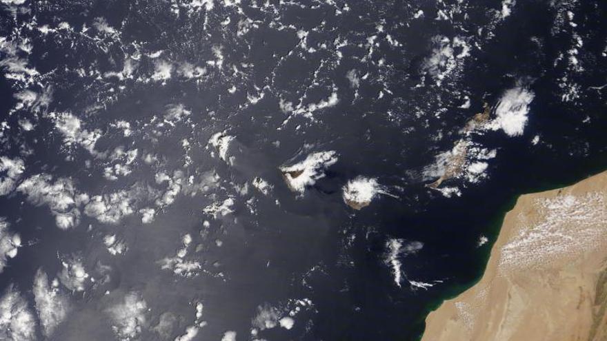 Imagen cenital del  archipiélago canaria captada ayer en la que se aprecia la nubosidad en el interior de las islas. | | TERRA/MODIS