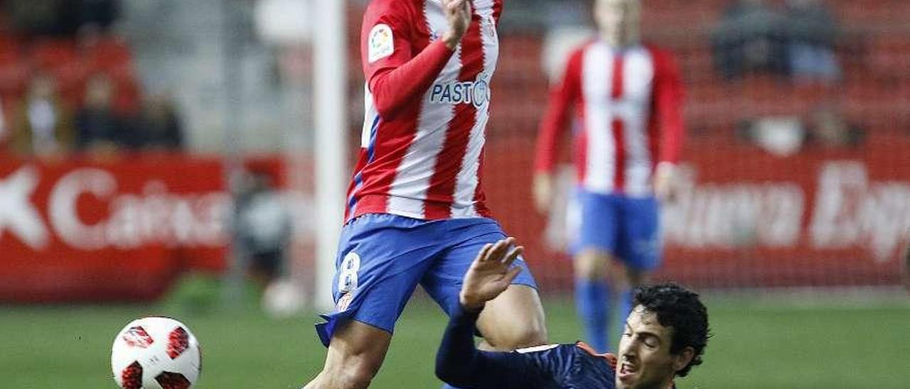 Hernán trata de superar al valencianista Parejo durante el partido de ayer.