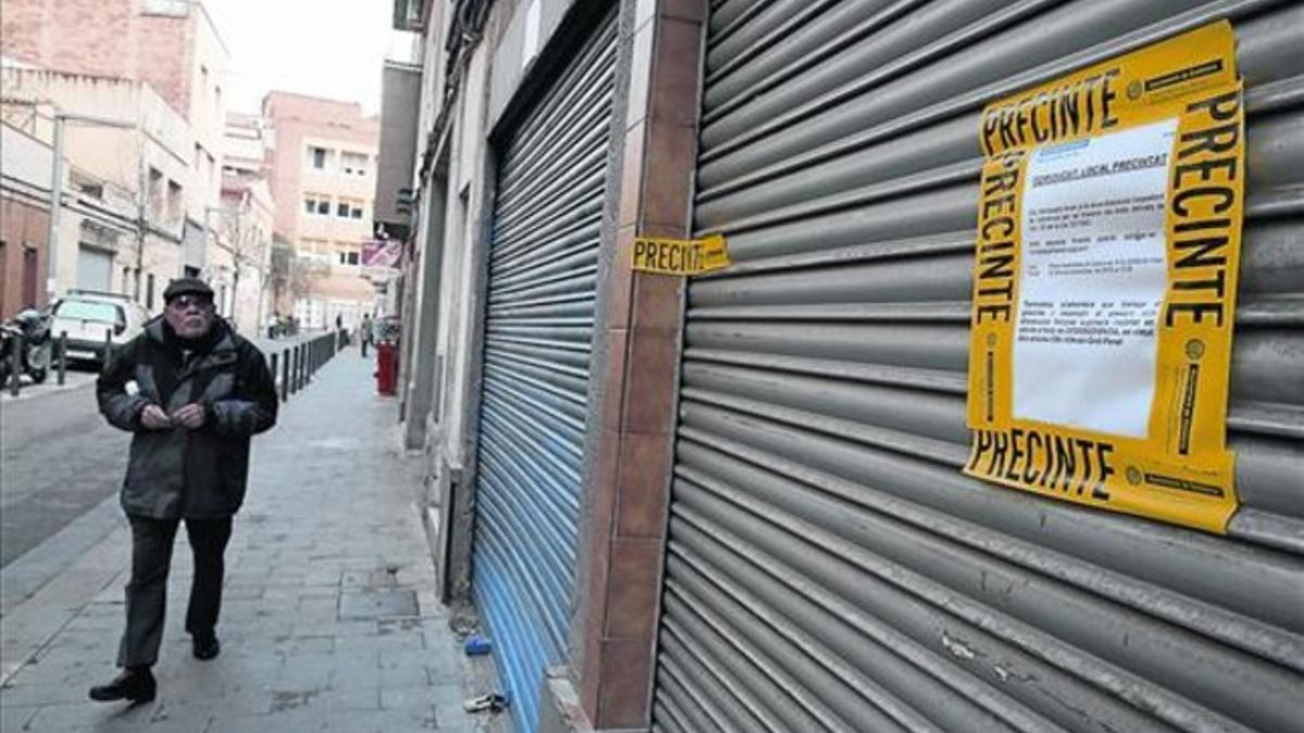 Los bajos del 77 de la calle de Rodrigo Caro, sede de la escuela islámica, precintados por el ayuntamiento.