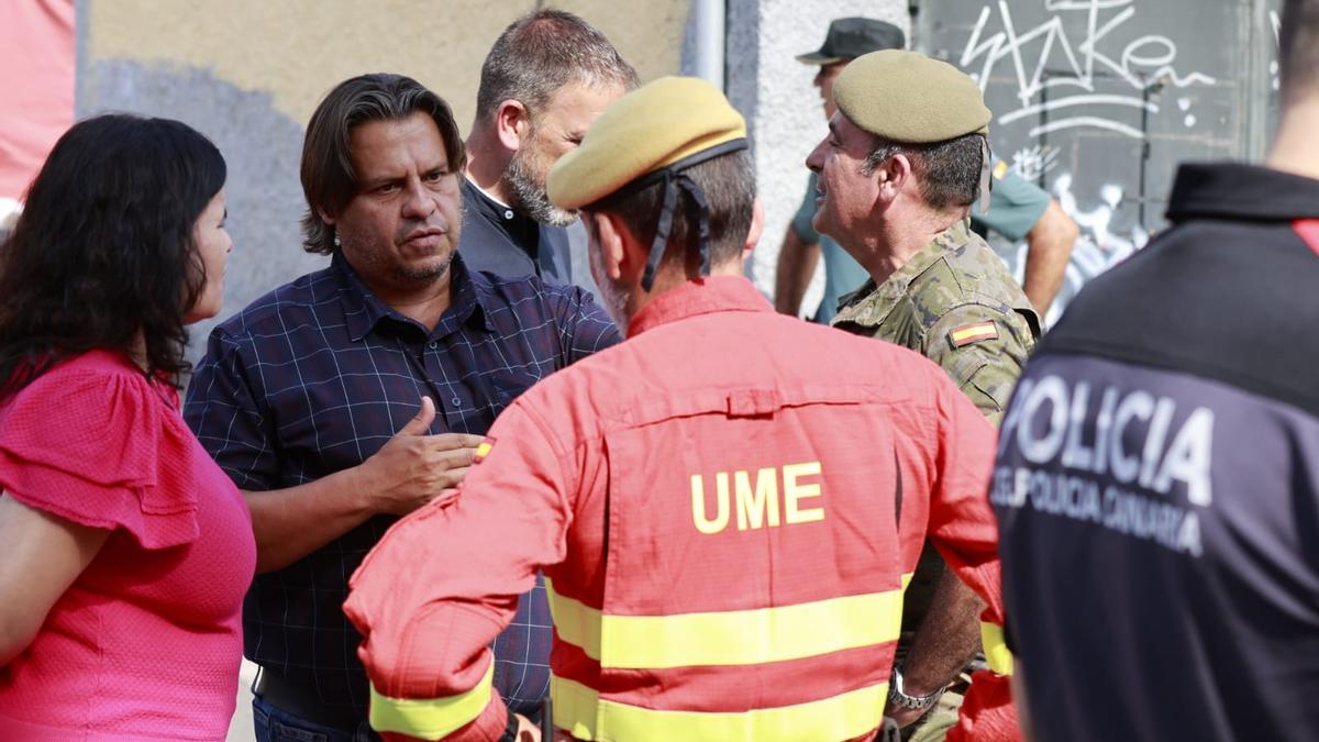 Gustavo Pérez, alcalde de Güímar, conversa con miembros de la UME y el Ejército.