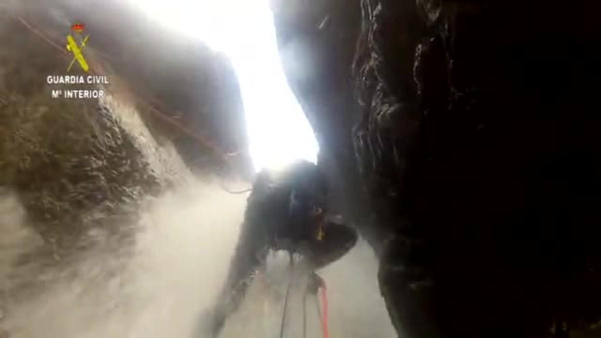 Imágenes del rescate del cuerpo sin vida de un joven de Tàrrega, en el barranco de Eriste, Benasque (Huesca).