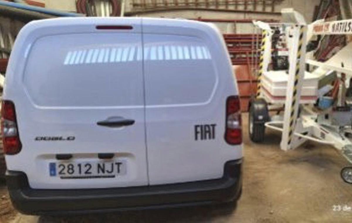 Se ha adquirido una furgoneta y  plataforma elevadora.