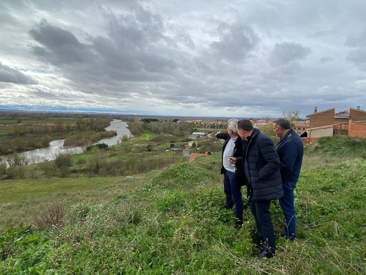 El alcalde de Fresno muestra al subdelegado el tramo del río que precisa una limpieza