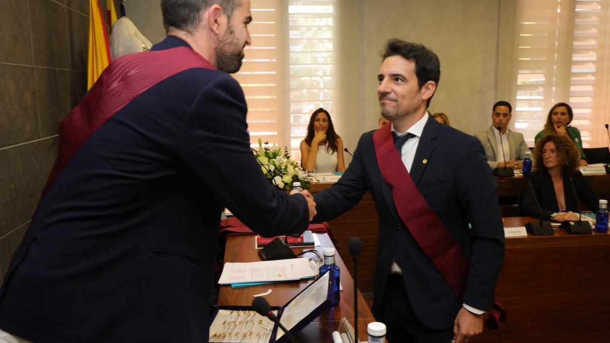 El nuevo alcalde de Castelldefels, el popular Manu Reyes, durante el pleno de investidura.