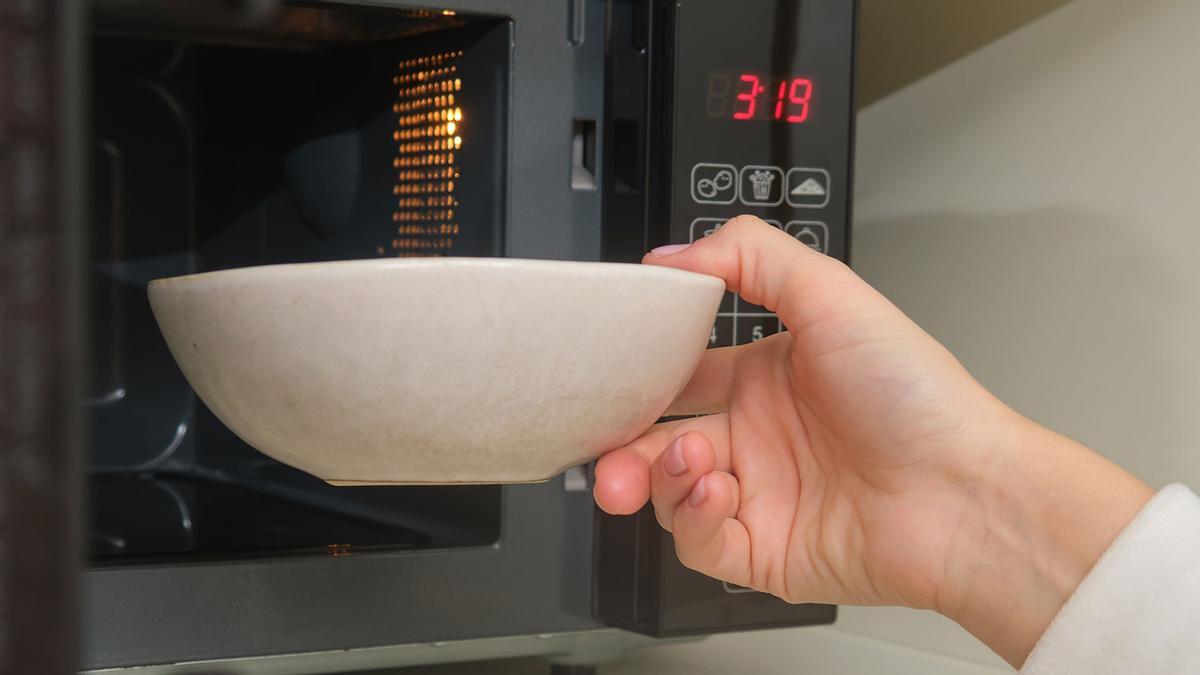Adiós a calentar con el microondas: la alternativa saludable que recomiendan los cocinero (y que todos tenemos en casa)