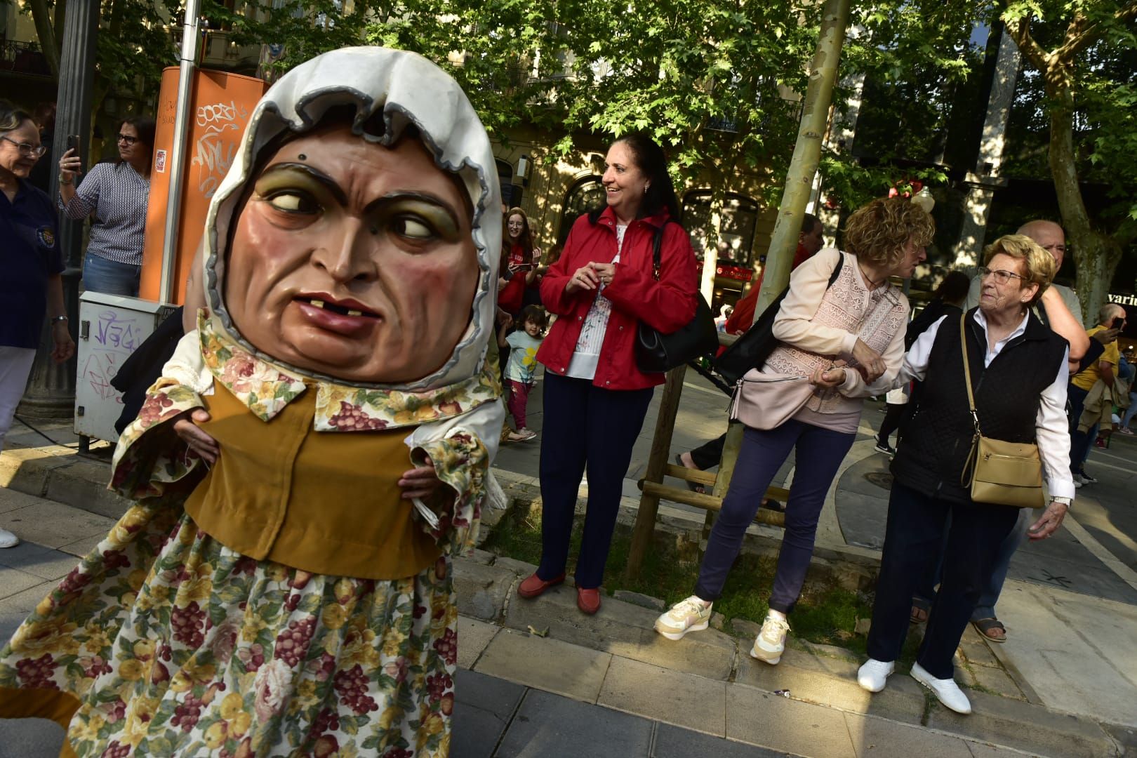 El Passeig torna a acollir les 'cadires de la Rosita', que s'han estrenat amb una acció teatral