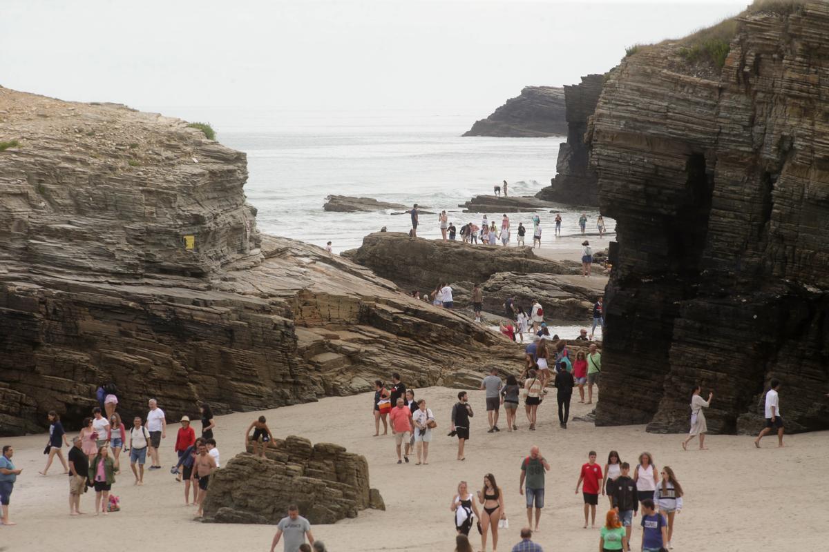 La playa de las Catedrales, en Galicia, cuelga el cartel de completo