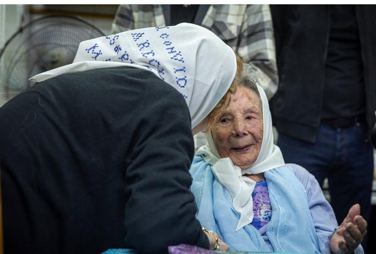 Visitación Folgueiras en una de sus últimas marchas con las Madres de Plaza de Mayo.