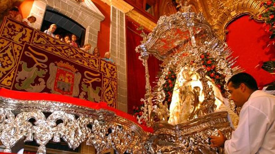 El árbol de las maravillas. Arriba, un momento de la bajada de la Virgen del PIno de su camerín. Debajo dibujo de sor Anunciación Cardoso, realizado en 1934. Al lado, dibujo de la medalla que guarda la primera piedra de la actual basílica, depositada en la fábrica de la iglesia en 1760. Debajo, el &#039;nuevo&#039; pino que flanquea la torre amarilla de la basílica del Pino.