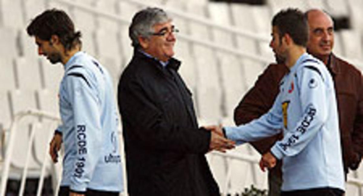 Sánchez Llibre saluda Luis García, entre Jarque i Germán de la Cruz, ahir a l’Estadi Olímpic de Montjuïc.