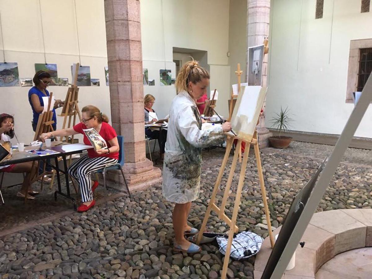 Lara Vega, a la derecha, en una actividad en la Casa de Cultura de Grado, en una imagen de archivo.