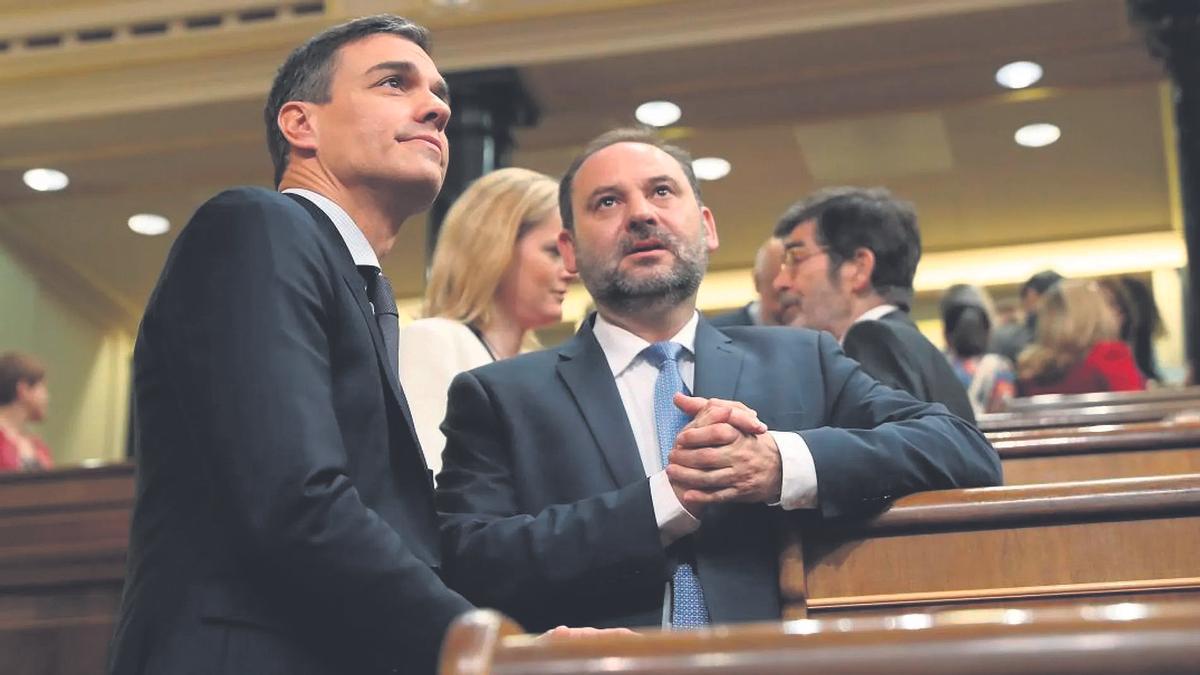 Pedro Sánchez junto a José Luis Ábalos en el Congreso de los Diputados