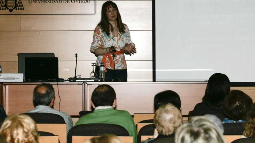 Ana Navarro Incio, ayer, durante la ponencia que ofreció en el Centro de Servicios Universitarios.