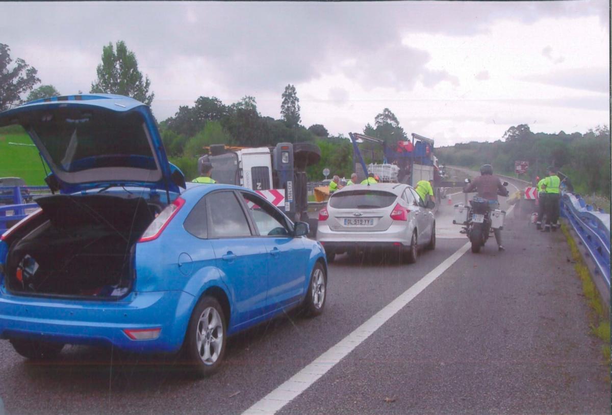 EN IMÁGENES: Así ha sido el vuelco de un camión en la Autovía del ...