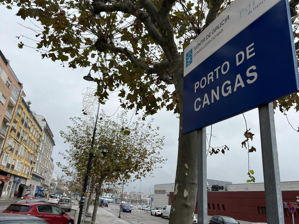 Alumbrado de Navidad junto lonja de Cangas que Portos exige retirar de las farolas