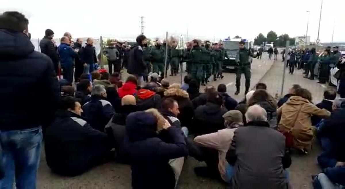 La Guardia Civil desaloja a Funcionarios en huelga que bloquean los accesos a la cárcel de Valdemoro.