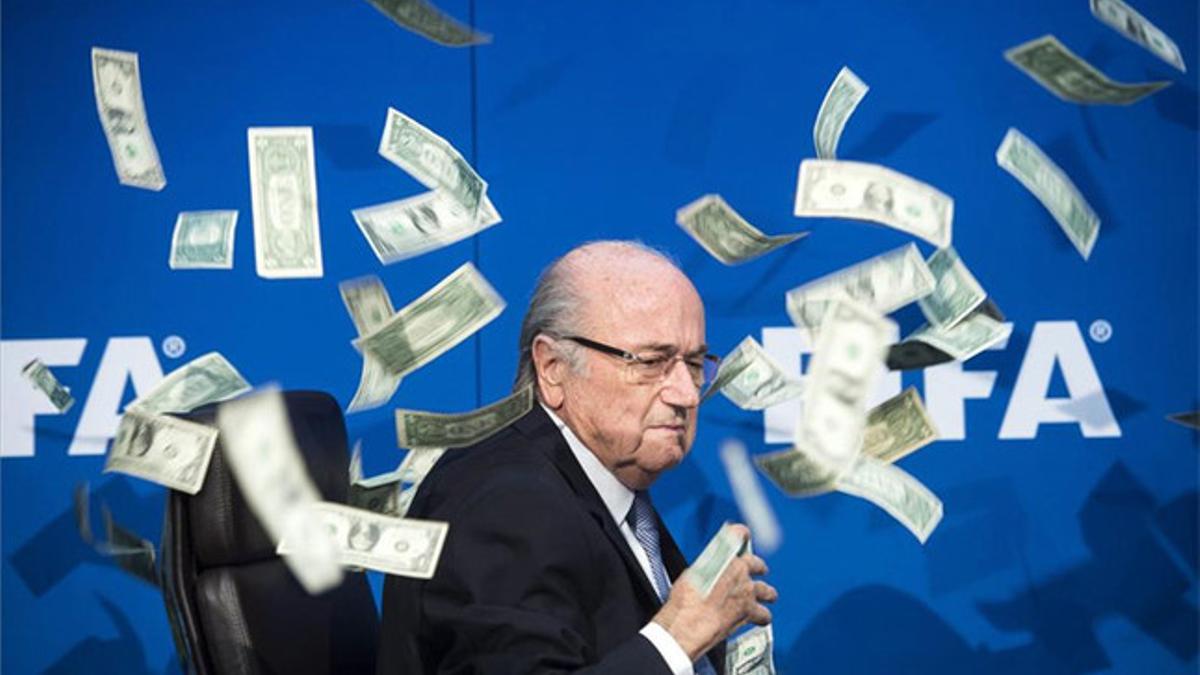 Joseph Blatter bajo una lluvia de billetes que le lanzó el humorista Simon Brockin