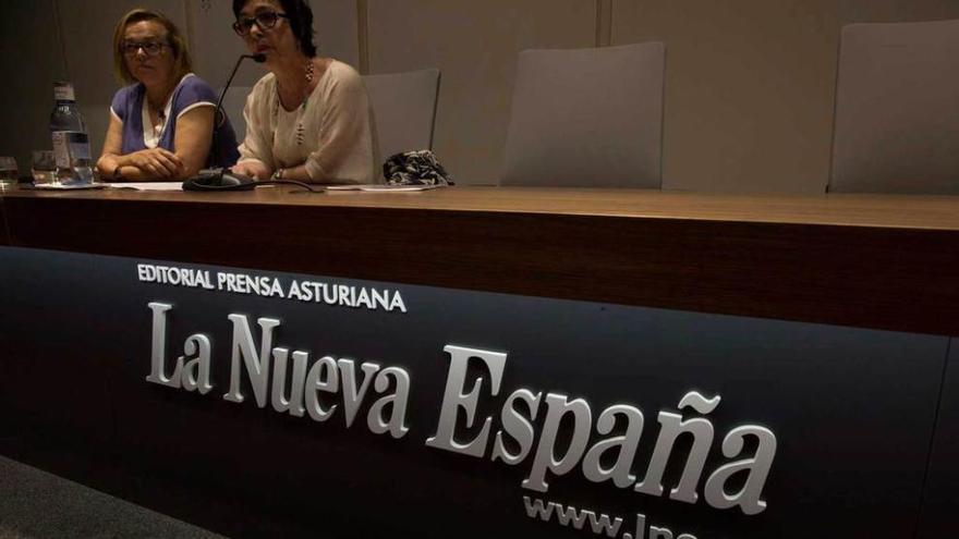 La investigadora durante el acto del Club Prensa Asturiana; sentada a su lado, Ángeles Álvarez.