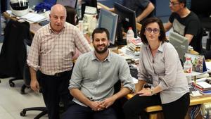 Jesús G. Albalat, Guillem Sánchez y María Jesús Ibáñez, en lar edacción de EL PERIÓDICO DE CATALUNYA.