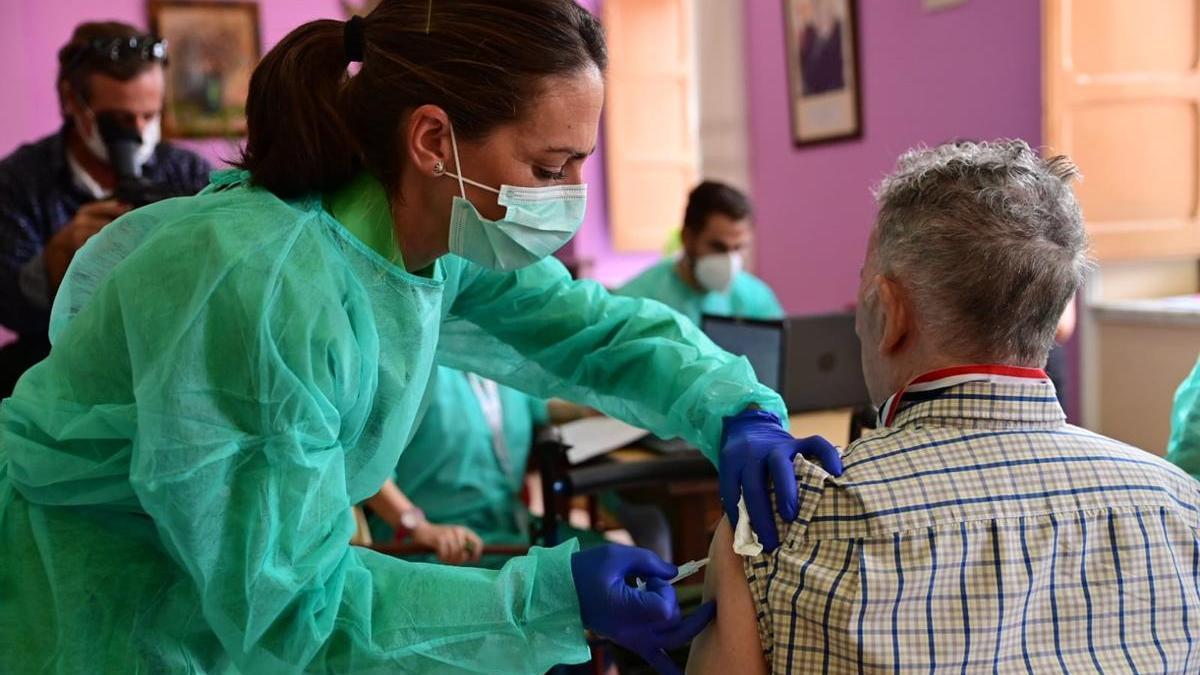 Las personas mayores ya están recibiendo la cuarta dosis de la vacuna contra el coronavirus, coincidiendo con la antigripal.