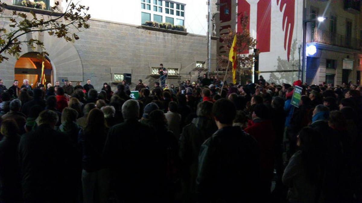 Centenars de persones es van concentrar davant l’Ajuntament d’Olot (la Garrotxa) en senyal de desacord amb el model català d’ensenyament.