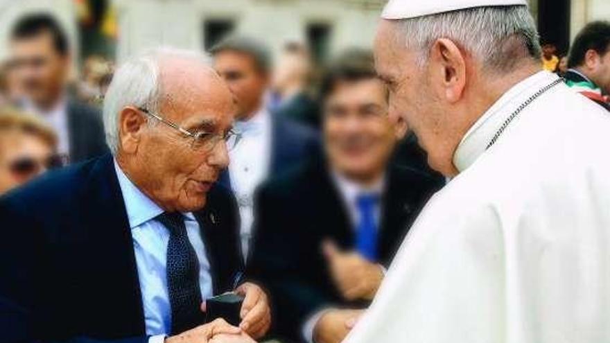 El papa Francisco recibe a uno de los fundadores del Liceo, Antonio Pintor