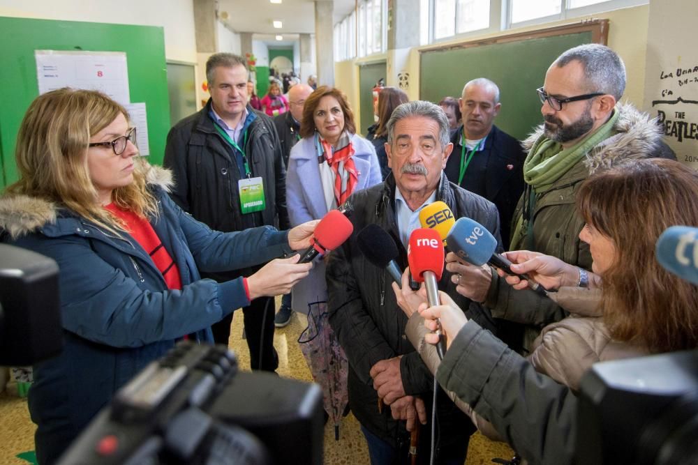 Miguel Ángel Revilla votando