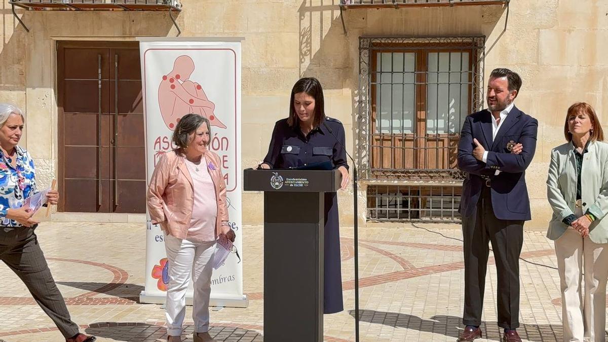 La Asociación Ilicitana de Fibromialgia y el Ayuntamiento de Elche han organizado un acto conmemorativo este lunes