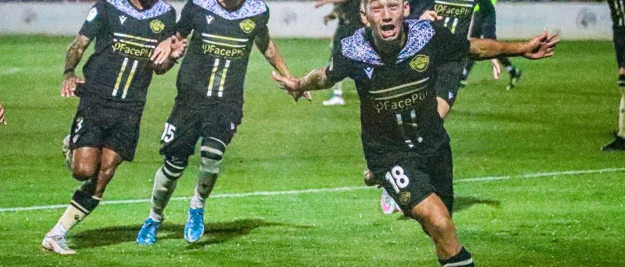 Bellotti tras anotar el gol del ascenso el año pasado a Segunda RFEF