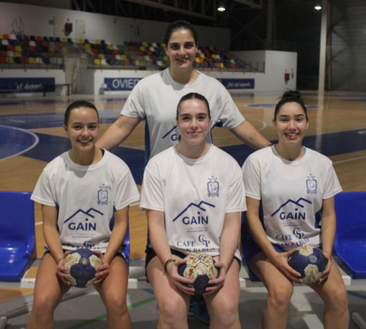 Aida Palicio, de pie; sentadas, por la izquierda, Jimena Merino, Teresa Rodríguez y Brenda Torres, en el Florida Arena antes de un entrenamiento. | | OBF