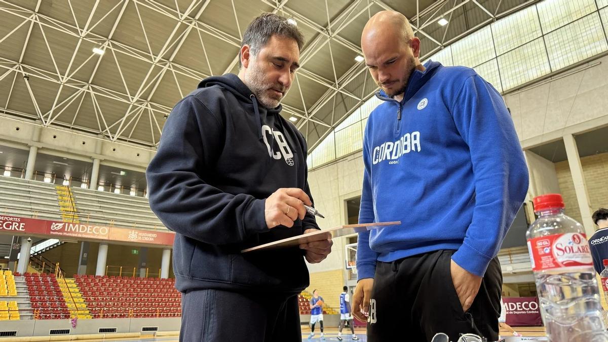 Gonzalo Rodríguez y su técnico ayundante, Nacho Pastor, comentan una jugada.