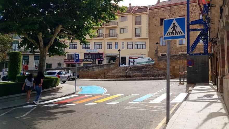 Paso de peatones con los colores de la bandera del colectivo LGTBI.