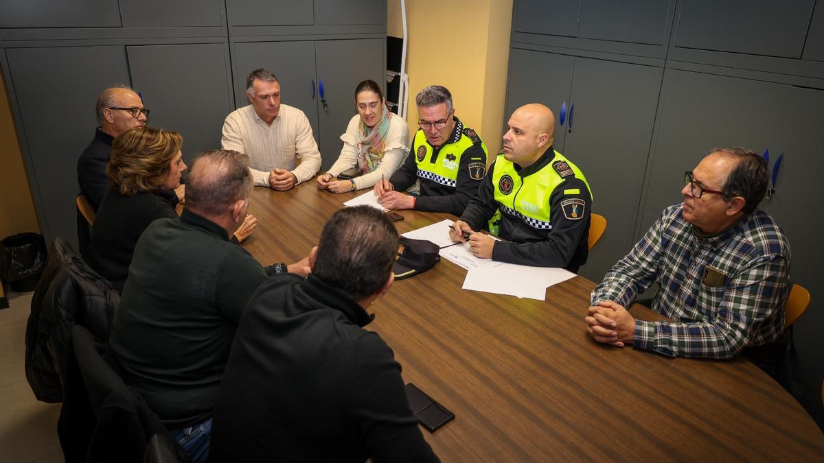 Reunión entre el Ayuntamiento de Torrent, la Policía Local y la Asociación de Vecinos Agost.