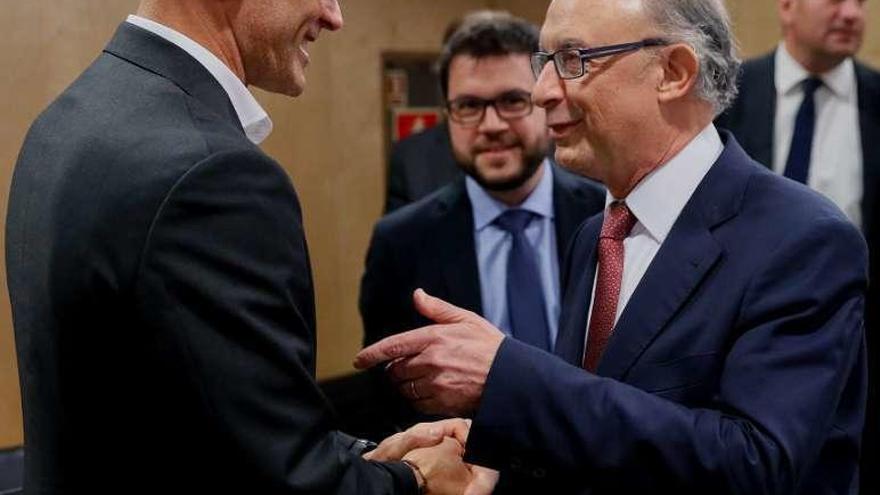 Montoro saluda a Romeva, conseller catalán de Exteriores.