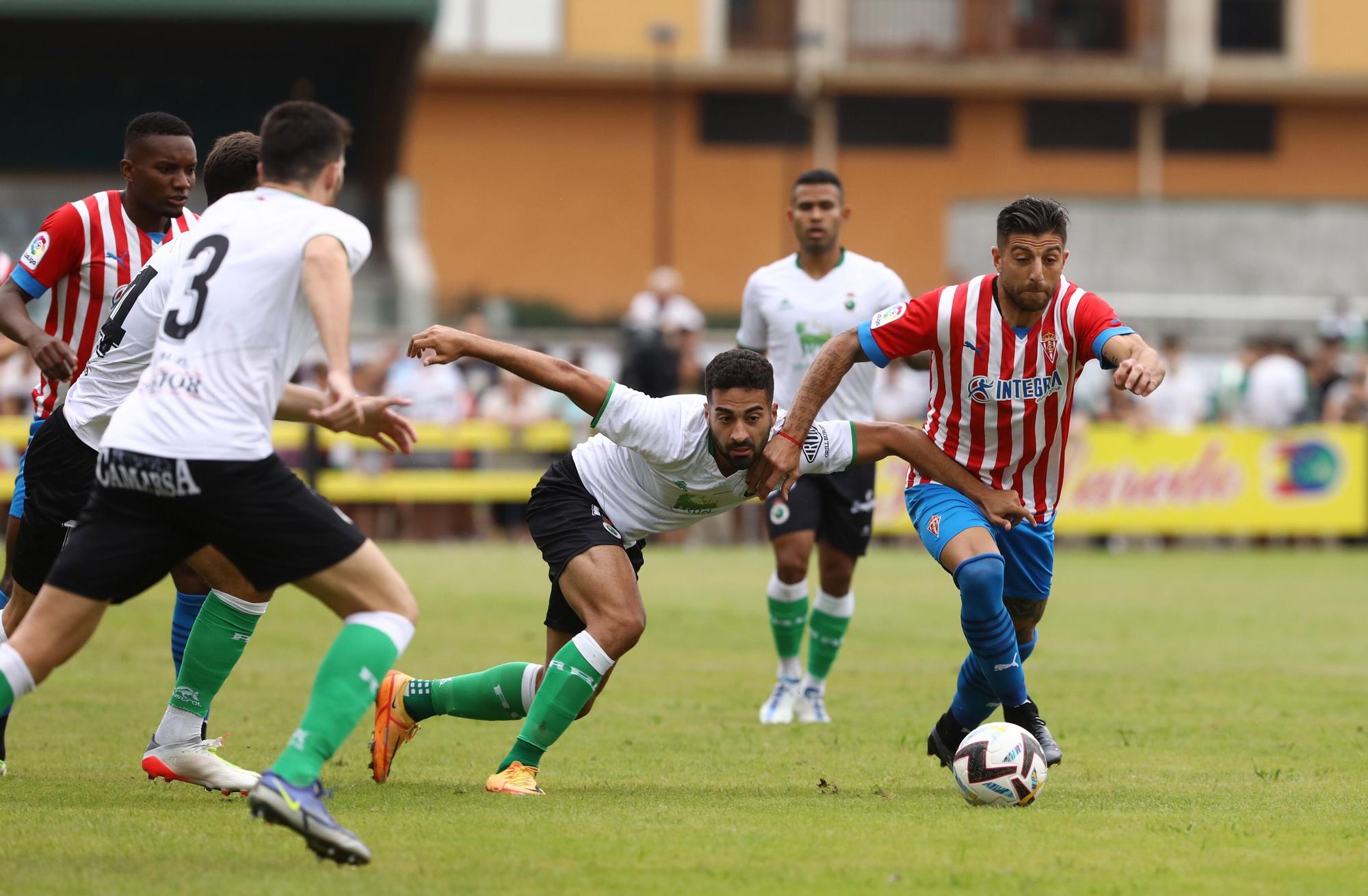 En imágenes: El Sporting vence por 1-0 frente al Racing de Santander en un partido amistoso