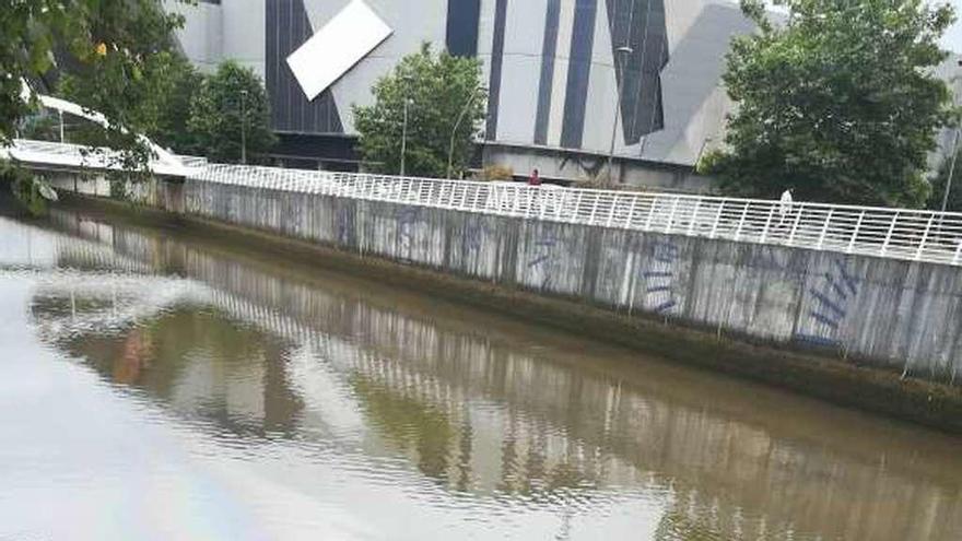 Mancha detectada ayer en el río Piles.