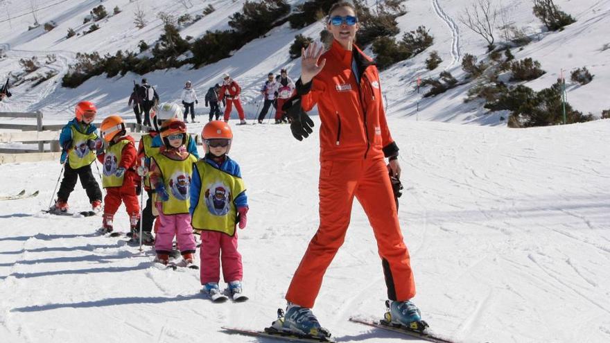 Niños aprendiendo a esquiar en una edición anterior de la Semana Blanca en Fuentes de Invierno.