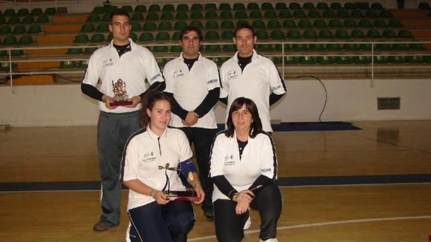 Los cuatro arqueros zamoranos del Reny Picot, junto a su entrenador.