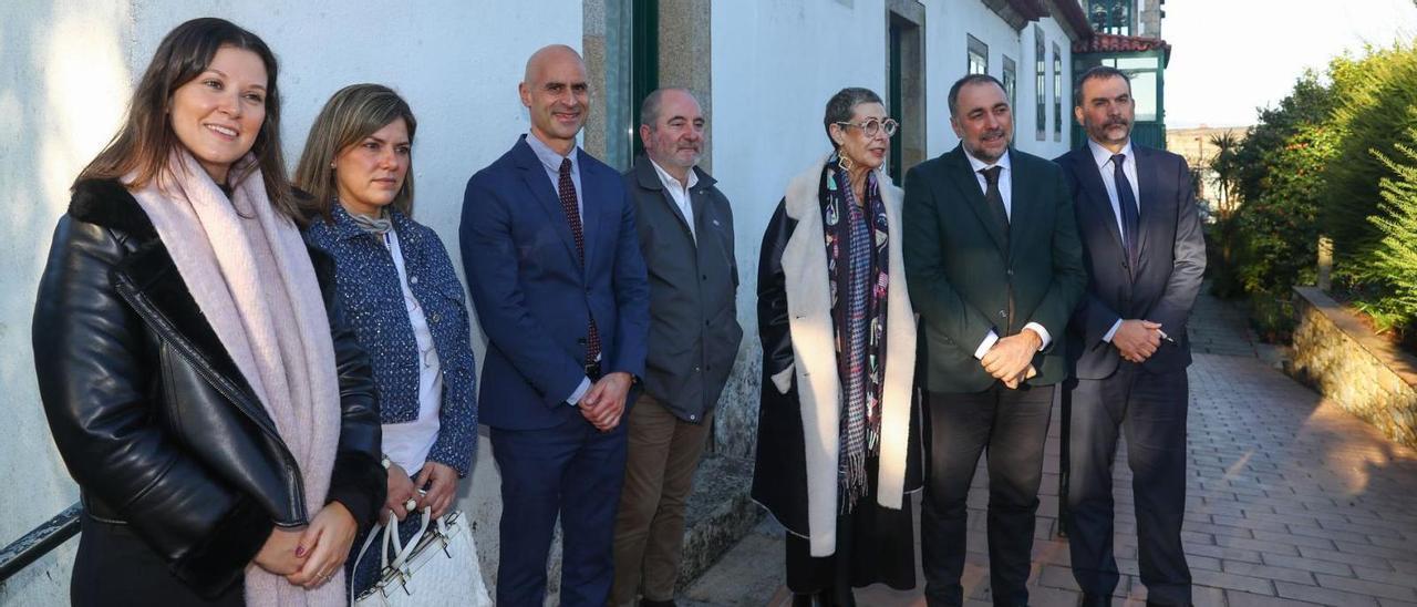 El conselleiro de Sanidade (segundo por la derecha) visitó ayer las instalaciones de Lar-Pro Saúde Mental en Vilagarcía. |   // IÑAKI ABELLA