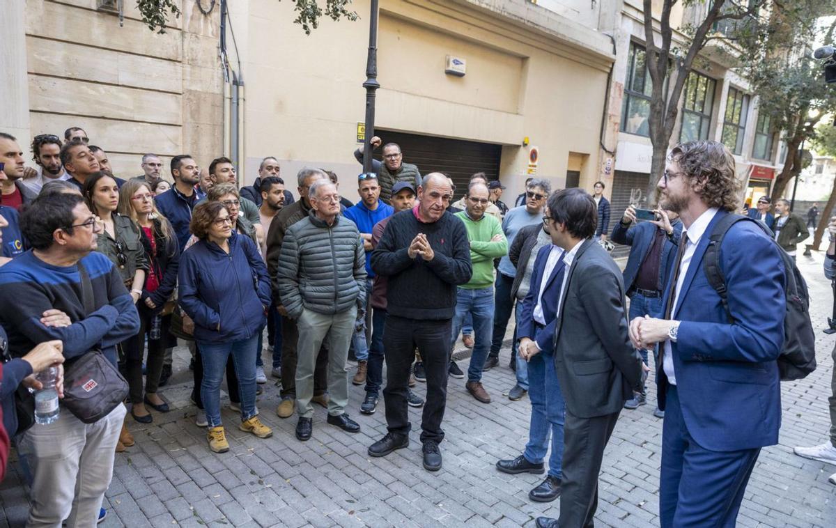 El presidente de la asociación de taxistas, Gabriel Moragues, frente al Parlament. | GUILLEM BOSCH