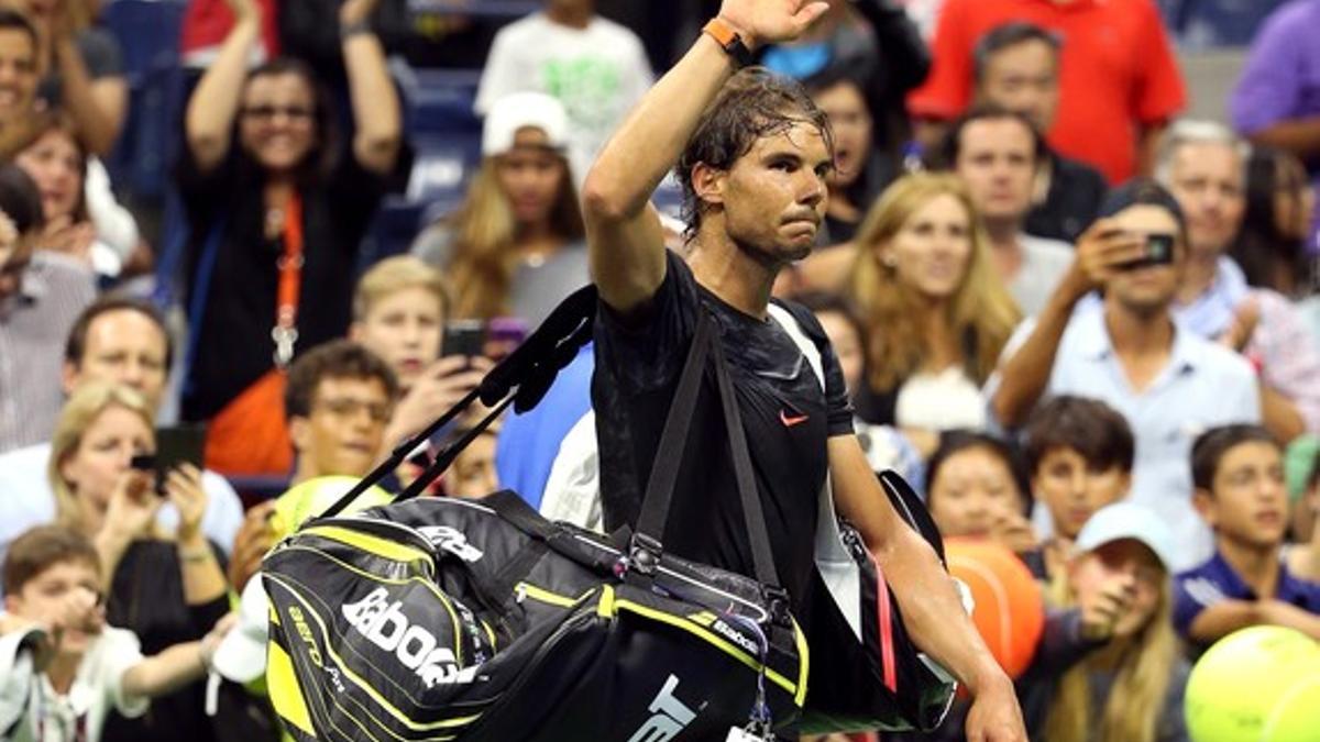 Rafa nadal saluda al público tras caer eliminado del Abierto de EEUU ante Fabio Fognini