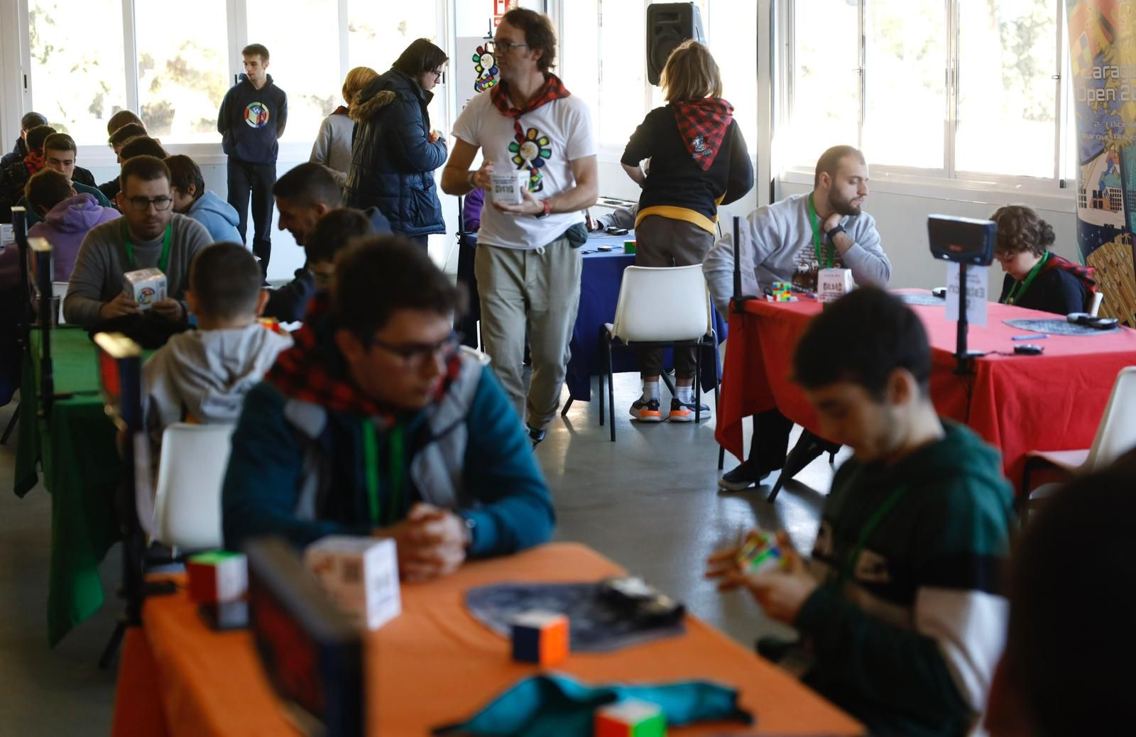 Zaragoza busca a su maestro en la competición de resolver cubos de Rubik