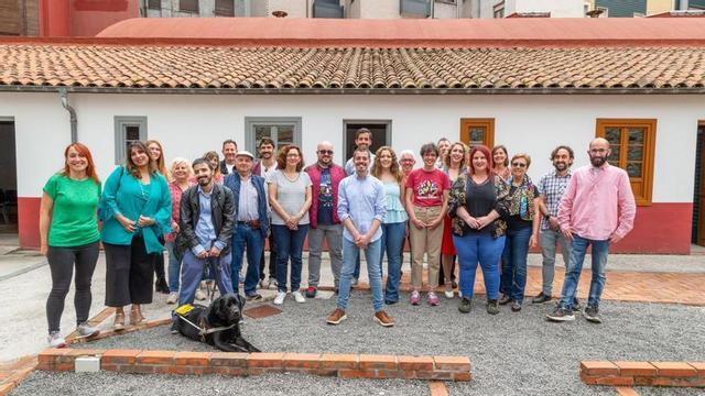 Javier Suárez Llana rodeado de su equipo. |  | CEDIDA A LNE