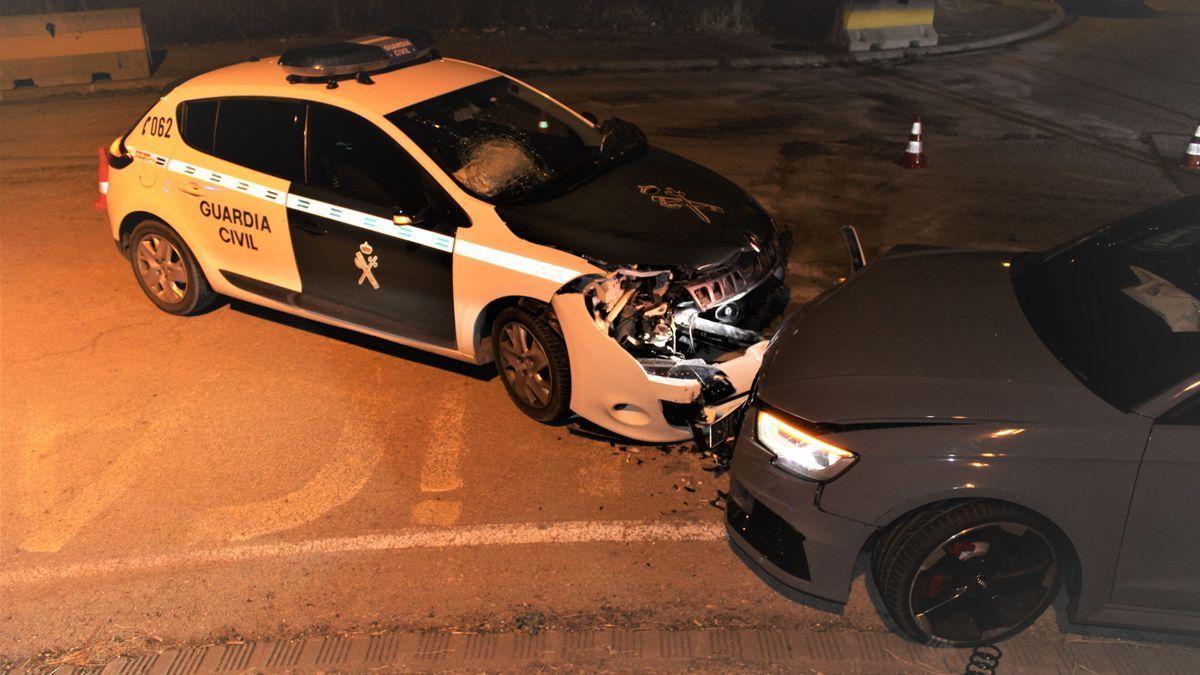El cotxe patrulla amb forts danys i el dels delinqüents després de l&#039;envestida a Llers