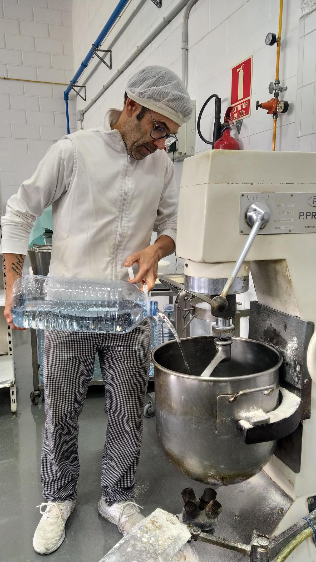Un trabajador vierte agua mineral para preparar la mezcla