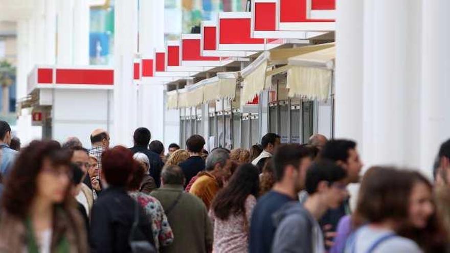 Curiosos y visitantes de la Feria del Libro, ayer en el Muelle Uno.