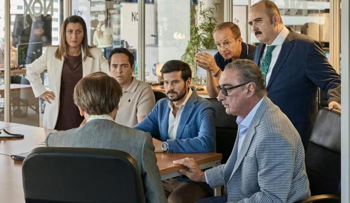 El comité asesor de la campaña política da consejos a Torrente.