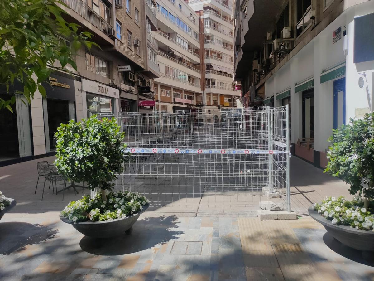 Vallado perimetral en la calle Pérez Casas, en el centro de Murcia.