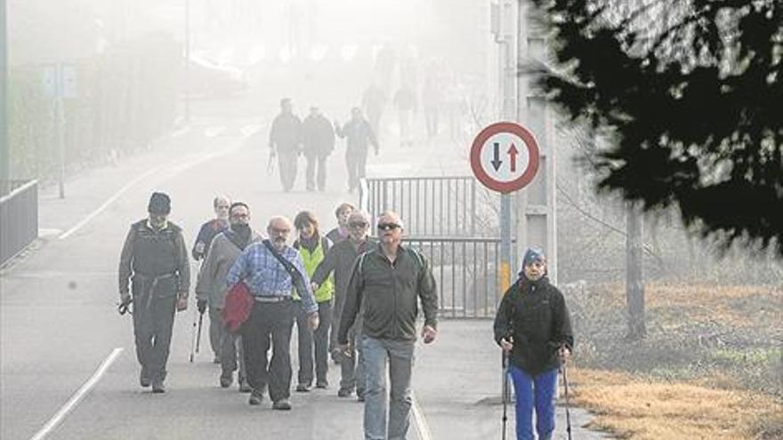 Más de cien personas se suman al maratón del club del caminante en Badajoz