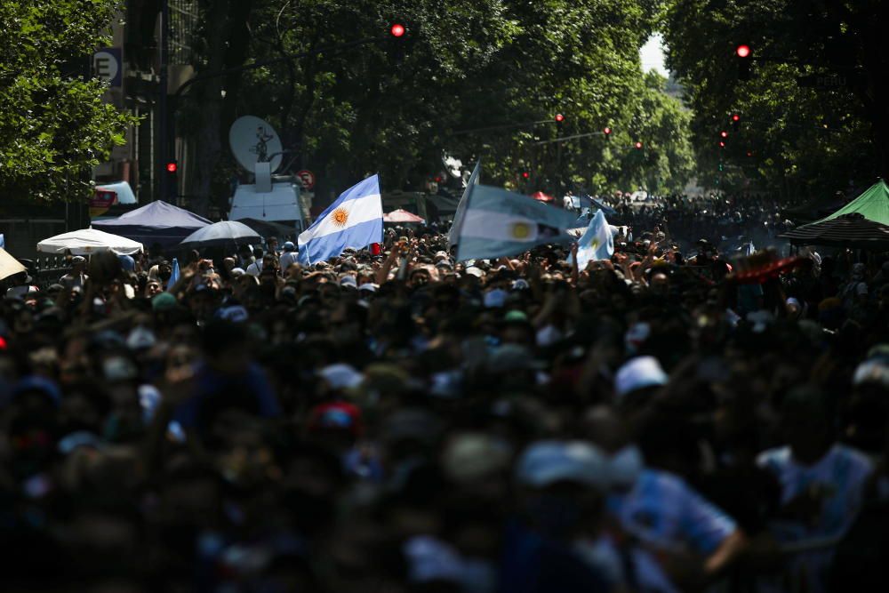 Argentina llora a Maradona en un velatorio multitudinario